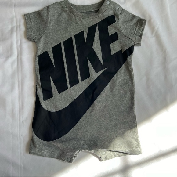 Nike Grey Logo Print Short Sleeve Romper Size 3 Months - Picture 2 of 10